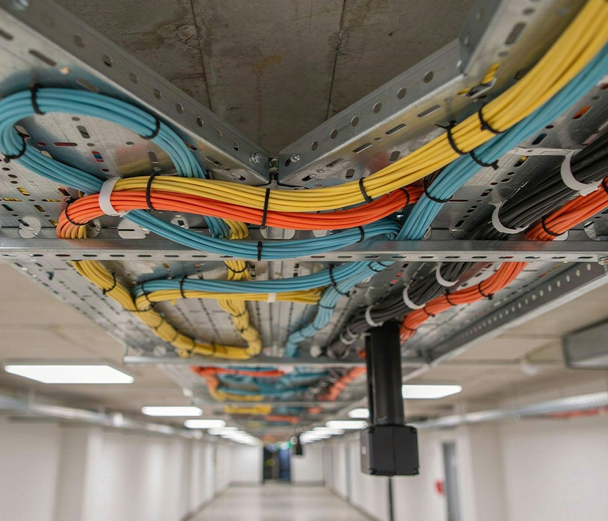 Montage von Kabeltrassen und elektrischen Installationen